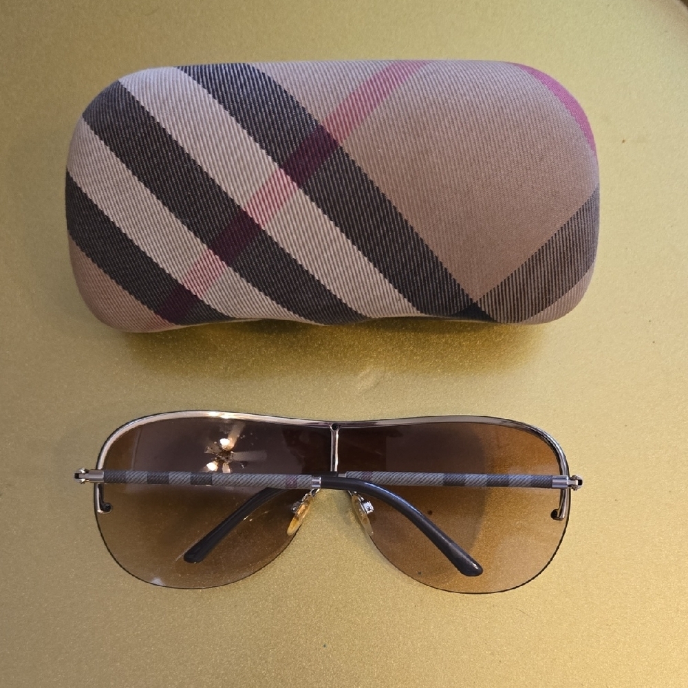 Burberry Brown Gradient Shield Sunglasses with Check Pattern Case - Picture 2 of 3